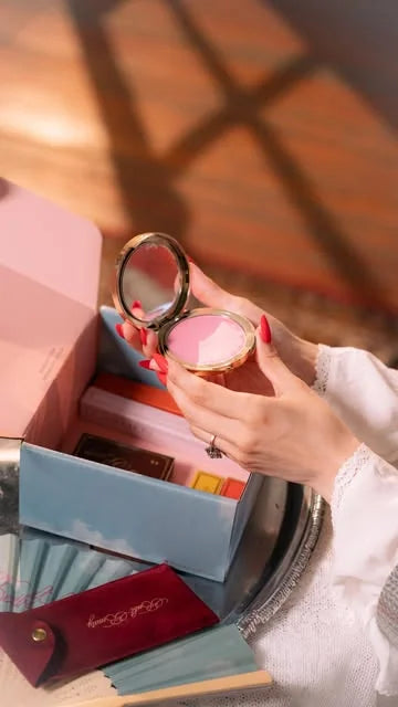 Celice sosteniendo un Cream Blush junto a una caja Beibi Beauty
