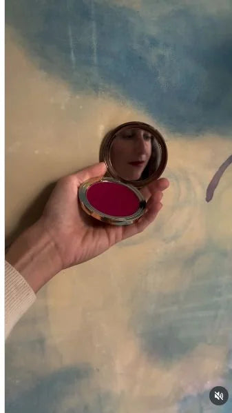 Ana sosteniendo un compacto rosa de Beibi Beauty