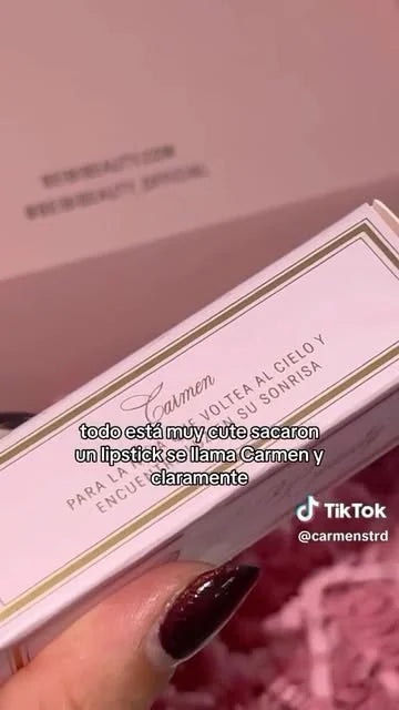 Carmen mostrando el empaque del Silk Lipstick Carmen