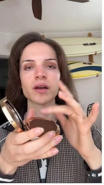 Raúl aplicando Cream Blush de Beibi Beauty