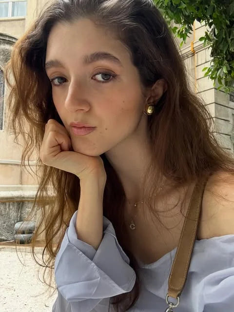 Casandra llevando maquillaje de Beibi Beauty en un día lluvioso