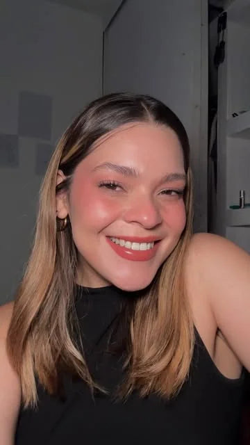 Jojo llevando el lip liner y Silk Lipstick Angelina