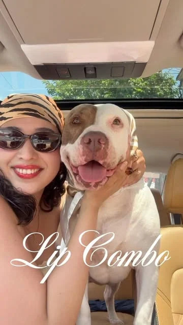 Ximena mostrando su lip combo Beibi Beauty junto a su perro