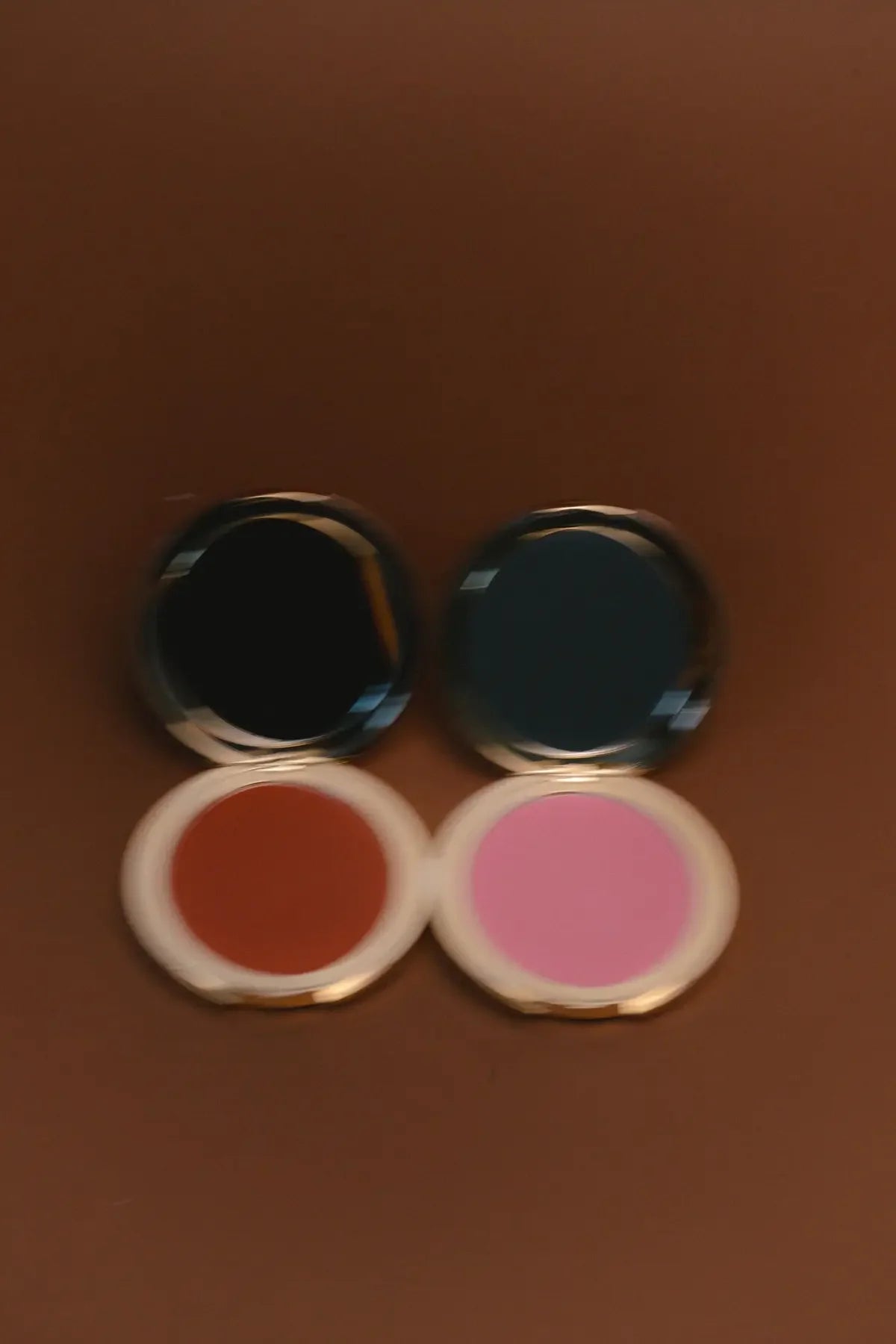 Cream blushes de Beibi Beauty sobre un tocador