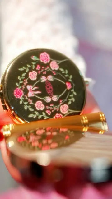 Pocket Mirror y Silk Lipstick de Beibi Beauty fotografiados por Carla