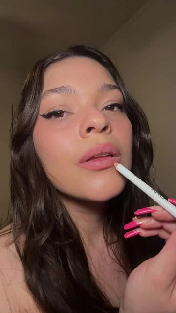 Joczany aplicando Colorplus Lip Liner de Beibi Beauty