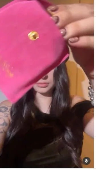 Kariana mostrando su lip combo de Beibi Beauty